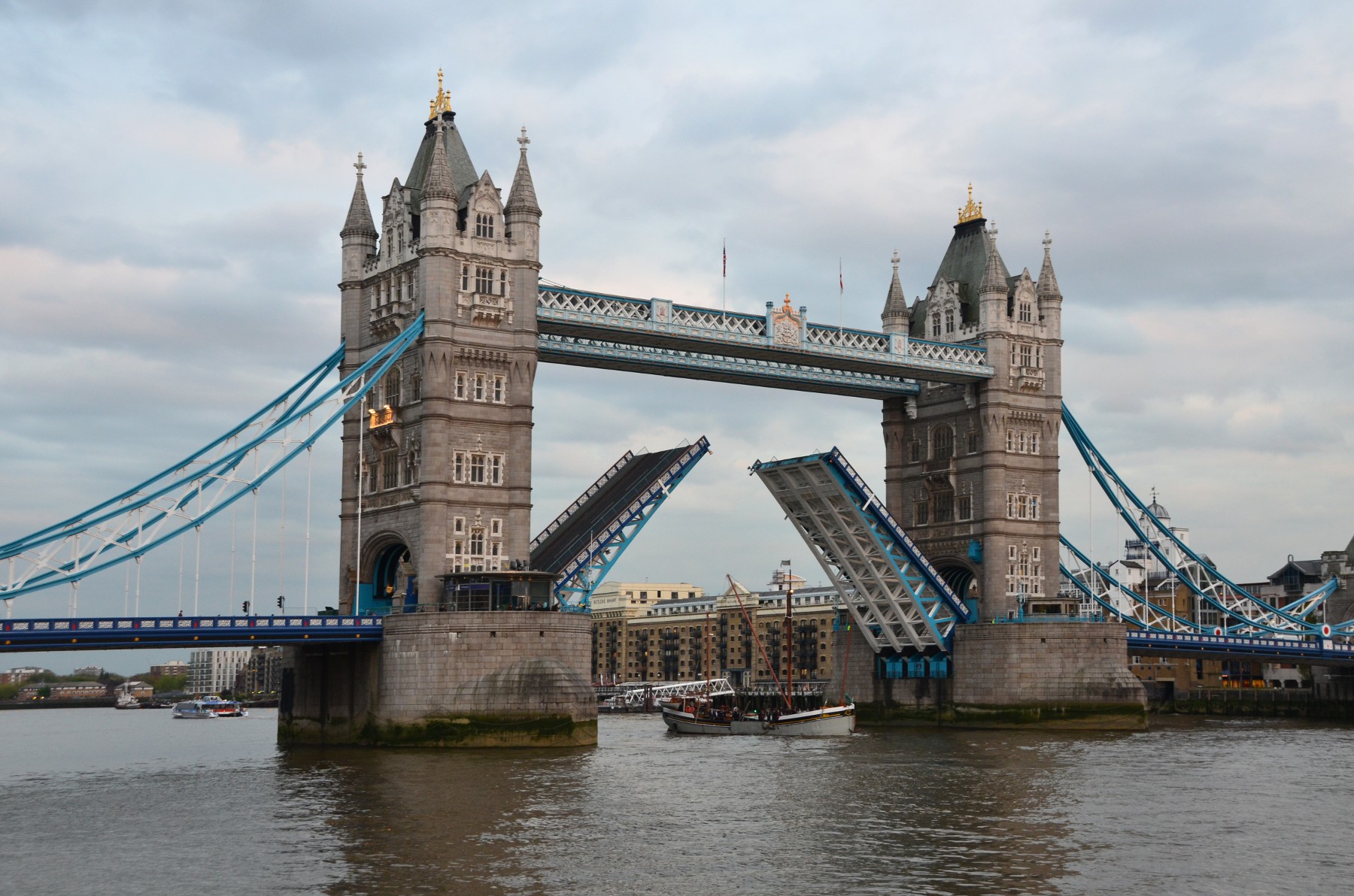 Tower Bridge, Bascule Bridge in London - Travelling Moods